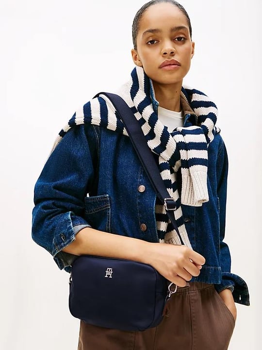 Tommy Hilfiger Tommy Hilfiger Kadın Ayarlanabilir Omuz Askılı TH Monogram Logolu Lacivert Omuz Çantası AW0AW17704-DW6