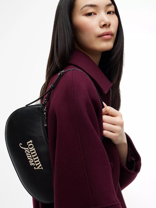 Tommy Hilfiger Tommy Hilfiger Kadın Ayarlanabilir Askılı Kabartma Logolu Fermuarlı Siyah Çanta AW0AW19047-BDS