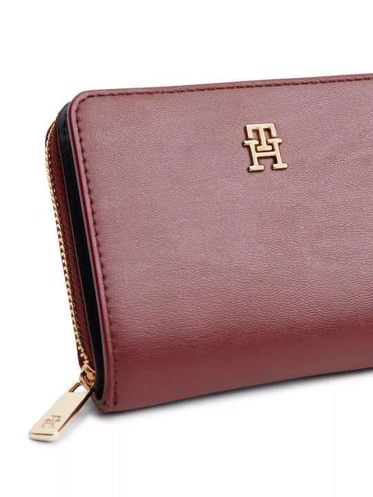 Tommy Hilfiger Tommy Hilfiger Kadın Çakıl Taneli Yüzey TH Monogram Logolu Fermuarlı ve Çıtçıt Kapamalı Bordo Cüzdan AW0AW17742-XUT
