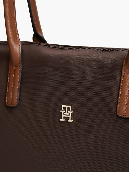 Tommy Hilfiger Tommy Hilfiger Kadın Fermuarlı İç Cepli Metalik TH Logolu Kısa Askılı Kahverengi Omuz Çantası AW0AW17711-GUG