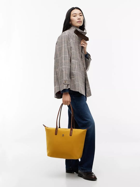 Tommy Hilfiger Tommy Hilfiger Kadın Fermuarlı İç Cepli Metalik TH Logolu Kısa Askılı Hardal Omuz Çantası AW0AW17711-KBG