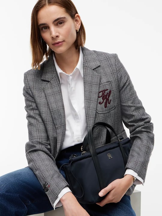 Tommy Hilfiger Tommy Hilfiger Kadın Fermuarlı Çift Saplı Çapraz Askılı TH Monogram Plakalı Lacivert Omuz Çantası AW0AW18993-DW6