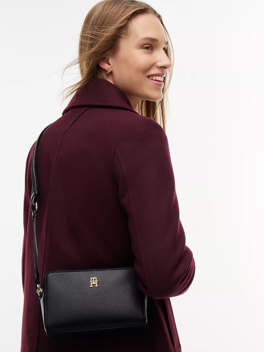 Tommy Hilfiger Tommy Hilfiger Kadın Metalik TH Logolu Fermuarlı Logolu Çapraz Askılı Siyah Omuz Çantası AW0AW19060-BDS
