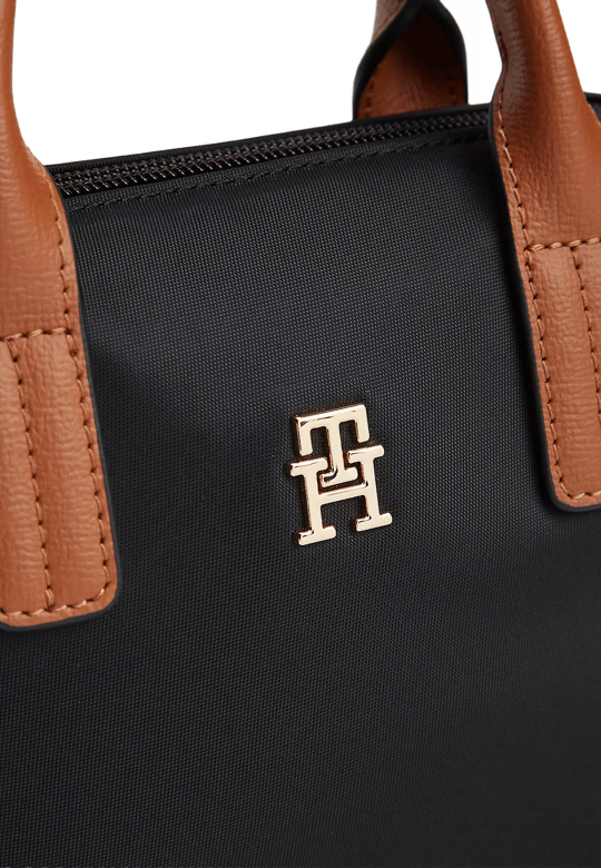Tommy Hilfiger Tommy Hilfiger Kadın Metalik TH Logo Detaylı Çıkarılabilir Uzun Askılı Siyah Omuz Çantası AW0AW18368-BDS