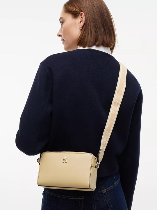 Tommy Hilfiger Tommy Hilfiger Kadın Metalik TH Logolu Fermuarlı Logolu Çapraz Askılı Bej Omuz Çantası AW0AW19060-ACC