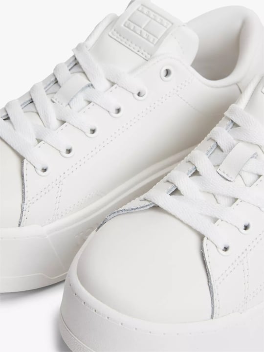 Tommy Hilfiger Tommy Hilfiger Kadın Platform Tabanlı Düşük Bilekli Logo Detaylı Deri Beyaz Sneaker EN0EN02961-YBL