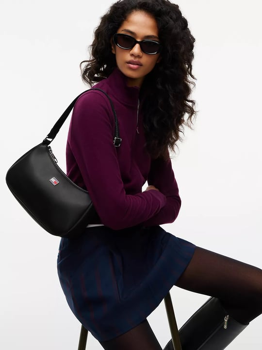 Tommy Hilfiger Tommy Hilfiger Kadın Pürüzsüz Yüzeyli Bayrak Logo Detaylı Omuz Askılı Siyah Omuz Çantası AW0AW19041-BDS