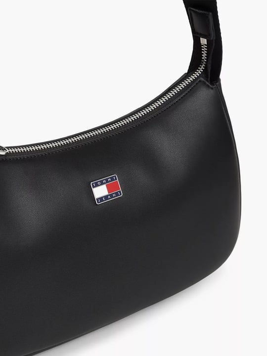 Tommy Hilfiger Tommy Hilfiger Kadın Pürüzsüz Yüzeyli Bayrak Logo Detaylı Omuz Askılı Siyah Omuz Çantası AW0AW19041-BDS