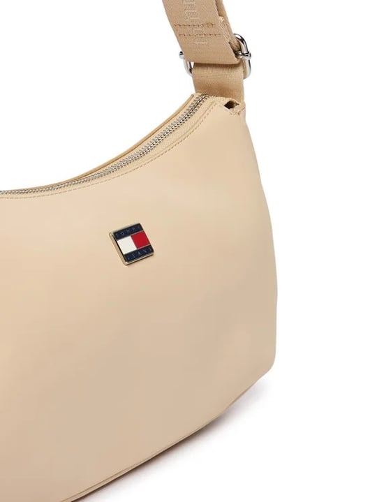 Tommy Hilfiger Tommy Hilfiger Kadın Pürüzsüz Yüzeyli Bayrak Logo Detaylı Omuz Askılı Bej Omuz Çantası AW0AW19041-AES