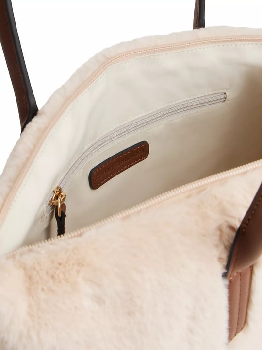 Tommy Hilfiger Tommy Hilfiger Kadın Suni Kürk Yüzey Çift Saplı Fermuarlı İç Cepli Altın Rengi Logo Plakalı Bej Omuz Çantası AW0AW19310-0F4