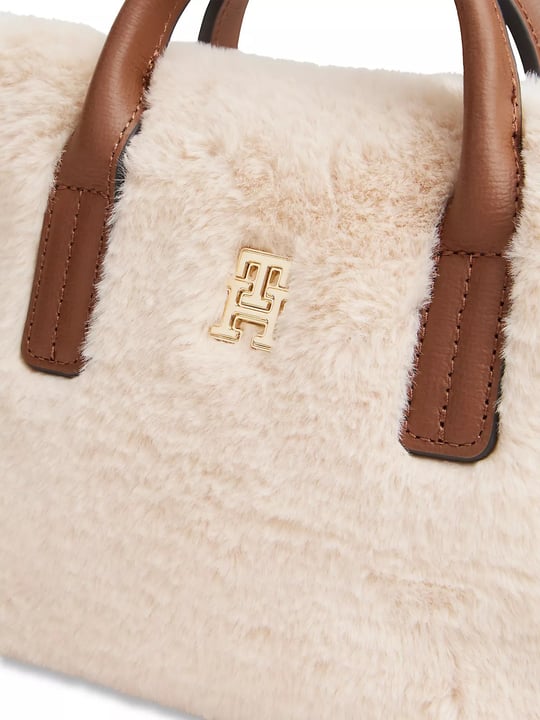 Tommy Hilfiger Tommy Hilfiger Kadın Suni Kürk Yüzey Çift Saplı Çıkarılabilir Omuz Askılı Fermuarlı Logo Plakalı Bej Çanta AW0AW19311-0F4