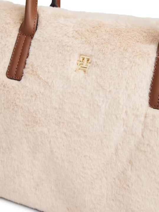 Tommy Hilfiger Tommy Hilfiger Kadın Suni Kürk Yüzey Çift Saplı Fermuarlı İç Cepli Altın Rengi Logo Plakalı Bej Omuz Çantası AW0AW19310-0F4