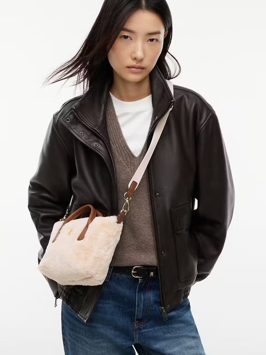 Tommy Hilfiger Tommy Hilfiger Kadın Suni Kürk Yüzey Çift Saplı Çıkarılabilir Omuz Askılı Fermuarlı Logo Plakalı Bej Çanta AW0AW19311-0F4