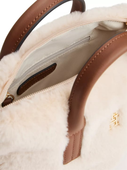 Tommy Hilfiger Tommy Hilfiger Kadın Suni Kürk Yüzey Çift Saplı Çıkarılabilir Omuz Askılı Fermuarlı Logo Plakalı Bej Çanta AW0AW19311-0F4