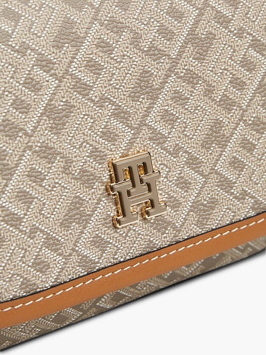 Tommy Hilfiger Tommy Hilfiger Kadın TH Monogram Desenli Mıknatıs Kapamalı Çıkarılabilir Çapraz Askılı Bej Omuz Çantası AW0AW19172-0I1