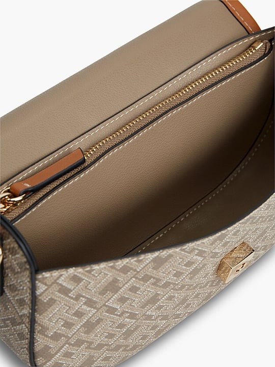 Tommy Hilfiger Tommy Hilfiger Kadın TH Monogram Desenli Mıknatıs Kapamalı Çıkarılabilir Çapraz Askılı Bej Omuz Çantası AW0AW19172-0I1