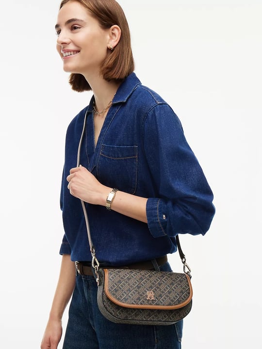 Tommy Hilfiger Tommy Hilfiger Kadın TH Monogram Desenli Mıknatıs Kapamalı Çıkarılabilir Çapraz Askılı Taba Omuz Çantası AW0AW19172-0GJ