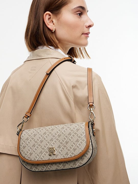 Tommy Hilfiger Tommy Hilfiger Kadın TH Monogram Desenli Mıknatıs Kapamalı Çıkarılabilir Çapraz Askılı Bej Omuz Çantası AW0AW19172-0I1
