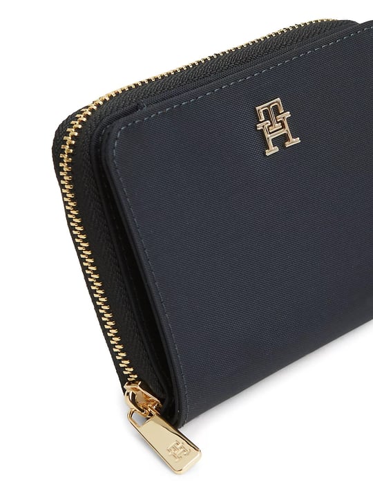 Tommy Hilfiger Tommy Hilfiger Kadın TH Monogram Logolu Banknot ve Kart Bölmeli Fermuarlı Lacivert Cüzdan AW0AW18991-DW6