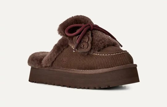 UGG UGG Kadın Baskılı Süet Koyun Postu Astarlı Dekoratif Bağcıklı Logo Charmlı Platform Tabanlı Koyu Kahve Bot & Bootie 1180360-BURNTCEDAR
