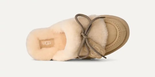 UGG UGG Kadın Baskılı Süet Koyun Postu Astarlı Dekoratif Bağcıklı Logo Charmlı Platform Tabanlı Kum Bot & Bootie 1180360-SNDCSTL