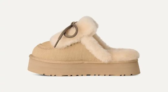 UGG UGG Kadın Baskılı Süet Koyun Postu Astarlı Dekoratif Bağcıklı Logo Charmlı Platform Tabanlı Kum Bot & Bootie 1180360-SNDCSTL