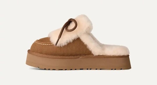 UGG UGG Kadın Baskılı Süet Koyun Postu Astarlı Dekoratif Bağcıklı Logo Charmlı Platform Tabanlı Taba Bot & Bootie 1180360-CHESTNUT