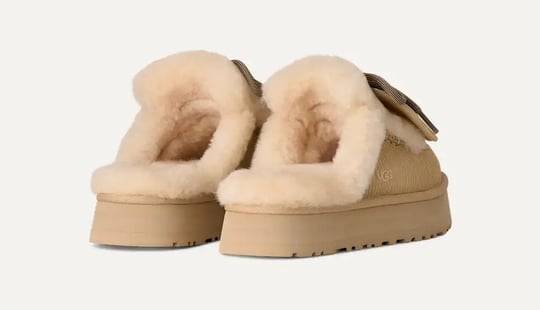 UGG UGG Kadın Baskılı Süet Koyun Postu Astarlı Dekoratif Bağcıklı Logo Charmlı Platform Tabanlı Kum Bot & Bootie 1180360-SNDCSTL