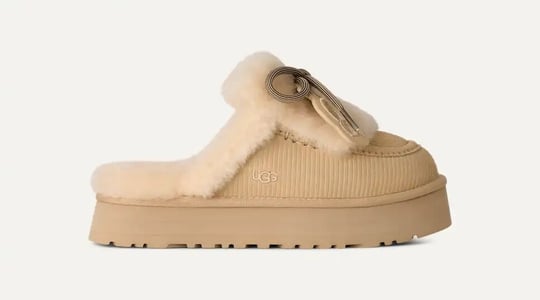 UGG UGG Kadın Baskılı Süet Koyun Postu Astarlı Dekoratif Bağcıklı Logo Charmlı Platform Tabanlı Kum Bot & Bootie 1180360-SNDCSTL