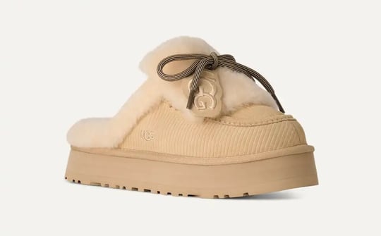 UGG UGG Kadın Baskılı Süet Koyun Postu Astarlı Dekoratif Bağcıklı Logo Charmlı Platform Tabanlı Kum Bot & Bootie 1180360-SNDCSTL