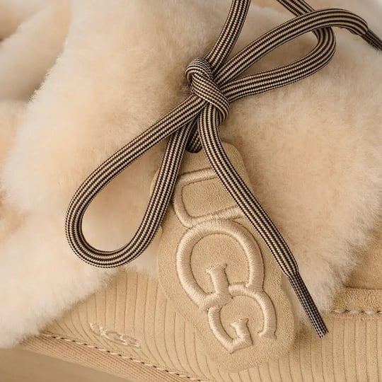 UGG UGG Kadın Baskılı Süet Koyun Postu Astarlı Dekoratif Bağcıklı Logo Charmlı Platform Tabanlı Kum Bot & Bootie 1180360-SNDCSTL