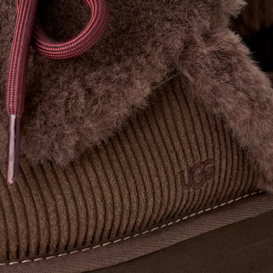 UGG UGG Kadın Baskılı Süet Koyun Postu Astarlı Dekoratif Bağcıklı Logo Charmlı Platform Tabanlı Koyu Kahve Bot & Bootie 1180360-BURNTCEDAR