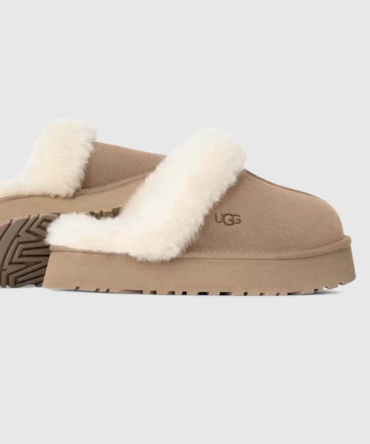 UGG UGG Kadın Rahat Yastık Tabanlı EVA Dış Tabanlı %100 Hakiki Süet Deri Kum Terlik 1122550-SAND