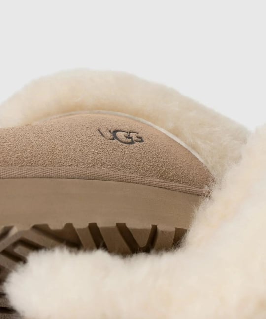 UGG UGG Kadın Rahat Yastık Tabanlı EVA Dış Tabanlı %100 Hakiki Süet Deri Kum Terlik 1122550-SAND