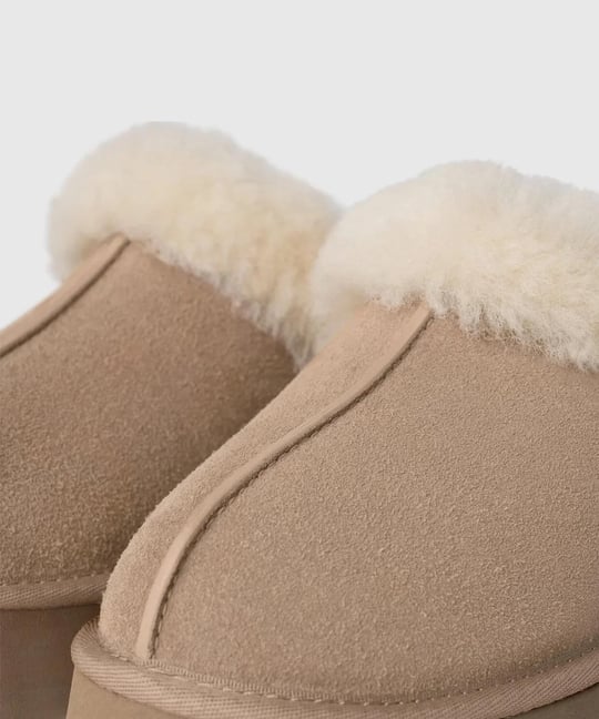 UGG UGG Kadın Rahat Yastık Tabanlı EVA Dış Tabanlı %100 Hakiki Süet Deri Kum Terlik 1122550-SAND