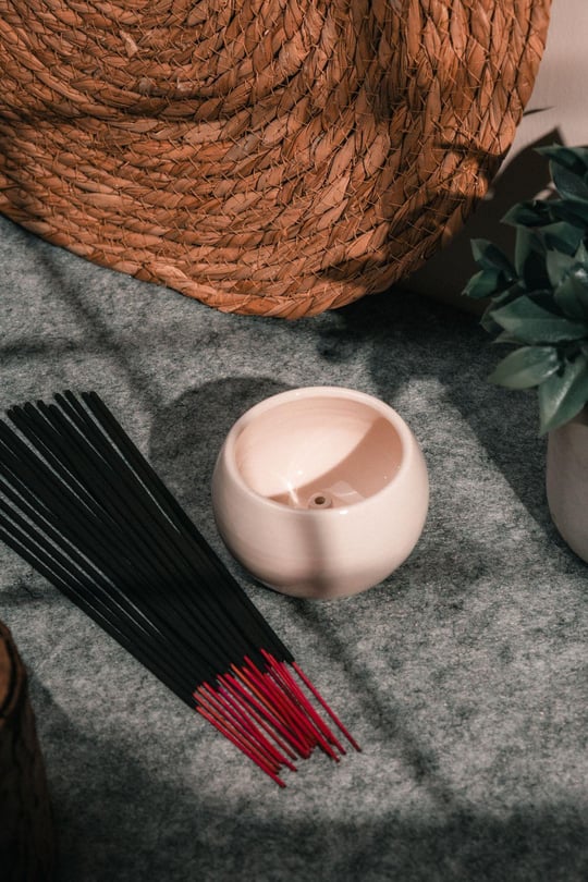 20 Adet Moon Dreams Çubuk Tütsü ve Krem Rengi Seramik Mini Çubuk Tütsülük | Enerji | Meditasyon