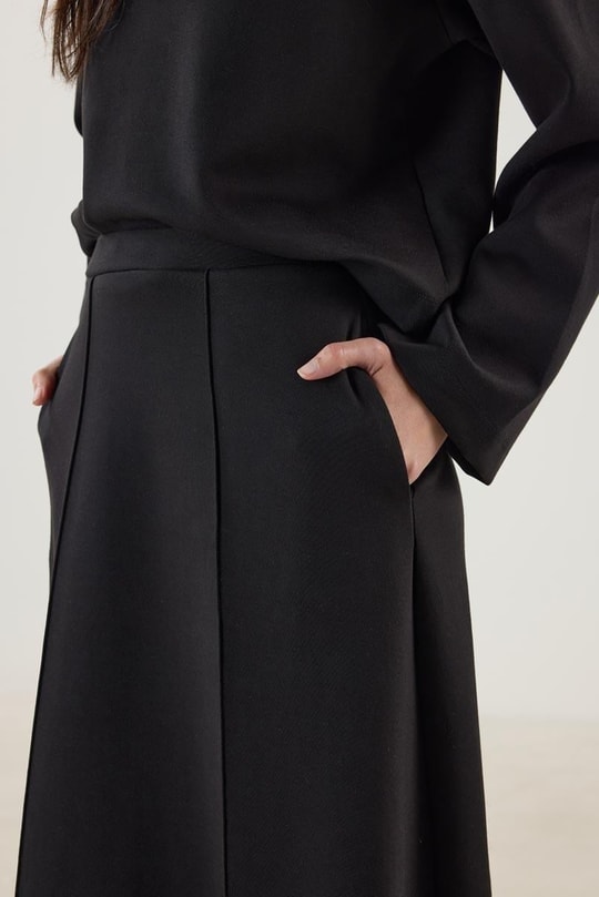 Siyah Kısa Sweatshirt, Çan Kesim Etek Takım