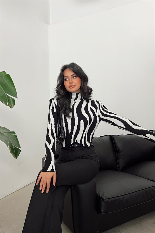 Dik Yaka Asimetrik Zebra Desen Bluz Siyah