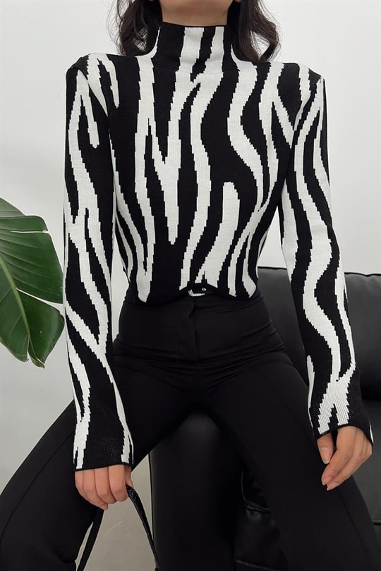 Dik Yaka Asimetrik Zebra Desen Bluz Siyah