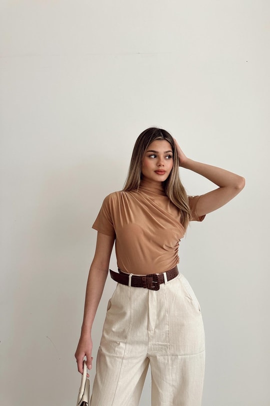 Dik Yaka Büzgülü Kısa Kol Bluz Camel