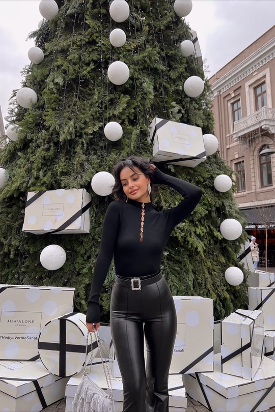 Kristal Taşlı Nervürlü Bluz Siyah
