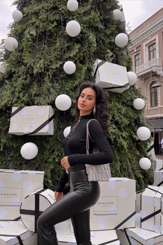 Kristal Taşlı Nervürlü Bluz Siyah