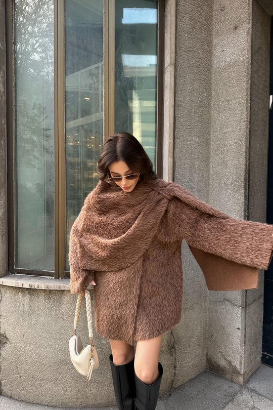 Pelerin Detay Tüylü  Ceket Camel