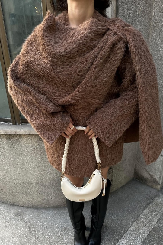 Pelerin Detay Tüylü  Ceket Camel