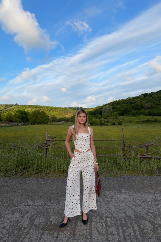 Çiçek Desenli Arka Bağlamalı Crop Beyaz