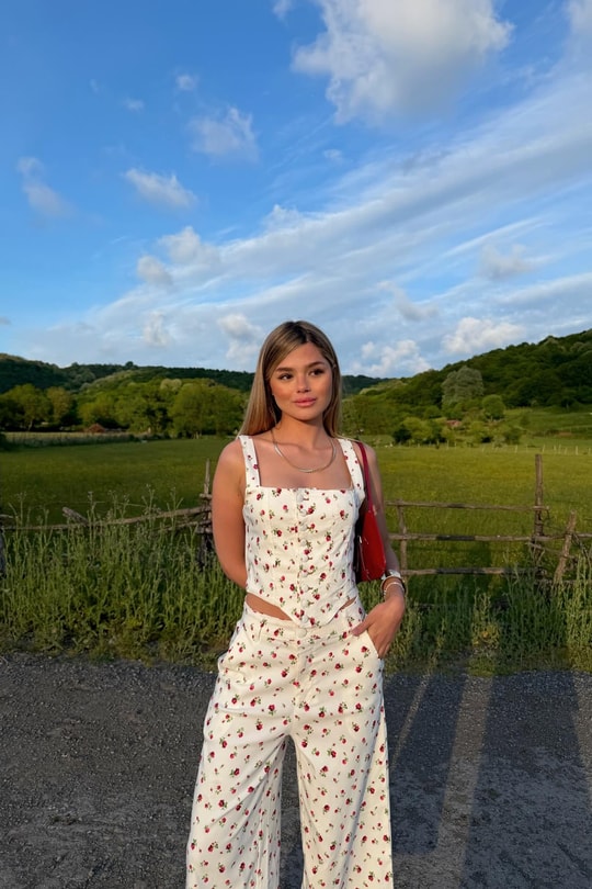Çiçek Desenli Arka Bağlamalı Crop Beyaz