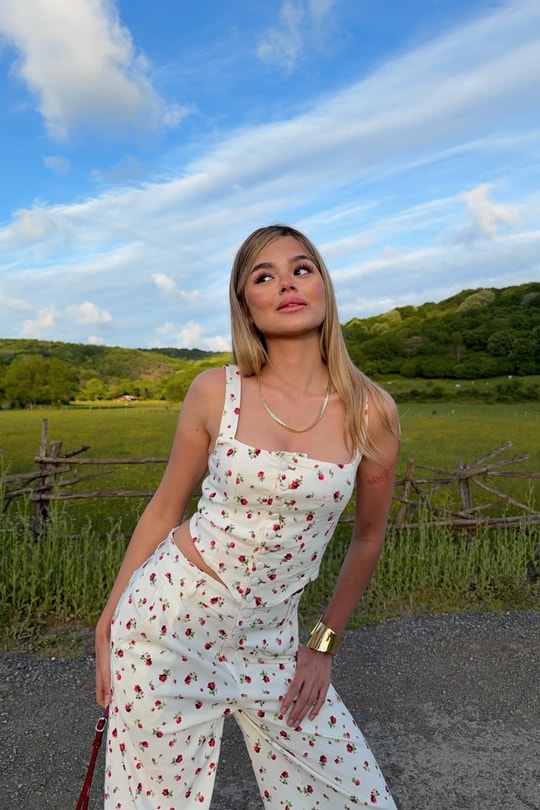 Çiçek Desenli Arka Bağlamalı Crop Beyaz