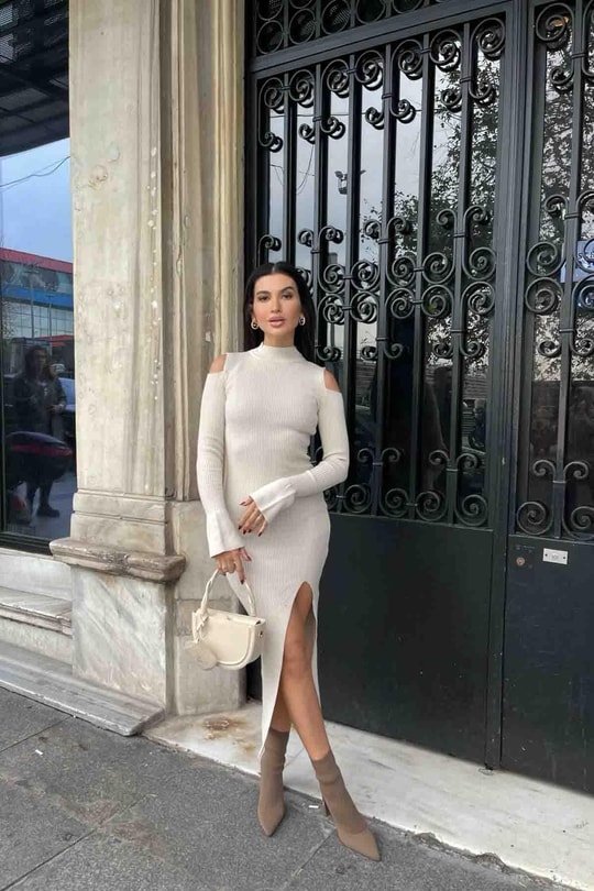 Omzu Açık Çan Kol Triko Elbise Bej