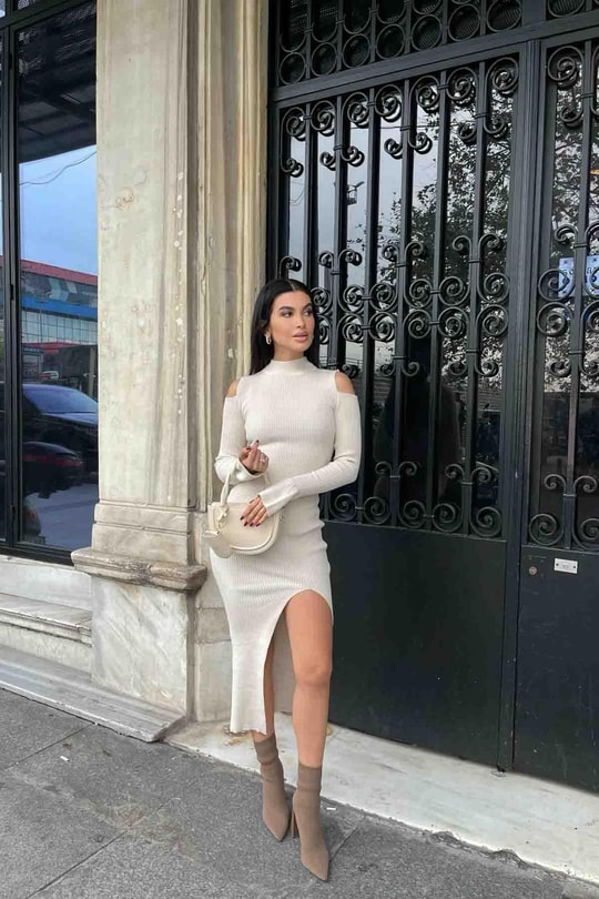 Omzu Açık Çan Kol Triko Elbise Bej