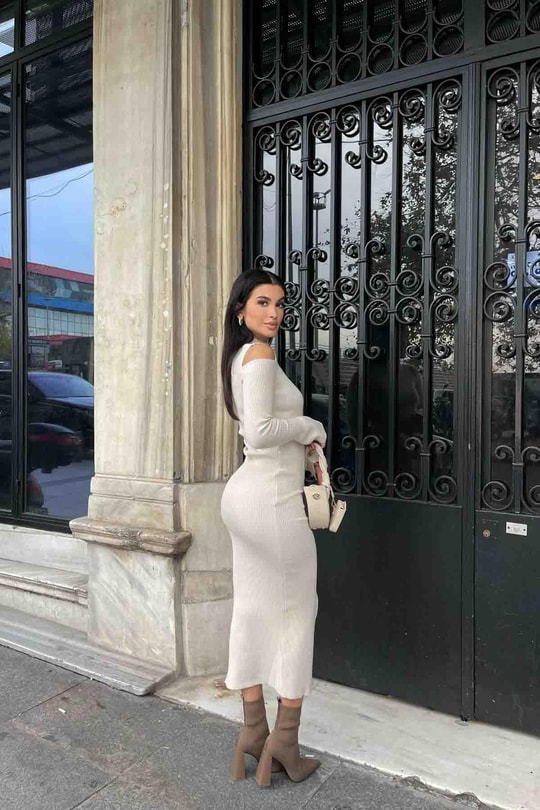 Omzu Açık Çan Kol Triko Elbise Bej